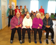 4 октября вокальная группа «Росинка» Краснинской ЦКС выступила с концертной программой «Золото в деревьях, серебро в траве» для жителей деревни Лонница - фото - 5