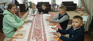 22 октября, в «День белых журавлей», участники детской студии "Параскева" отдела по народному творчеству МБУК "Краснинская ЦКС" изготовили белых журавликов из бумаги в технике "оригами", выражая свою поддержку памяти павшим воинам - фото - 6