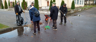 27 октября работники МБУК "Краснинская ЦКС" провели традиционную осеннюю уборку прилегающей территории у Краснинского районного Дома культуры - фото - 6