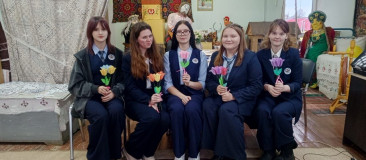 19 и 20 ноября, в преддверии самого светлого праздника - Дня матери, в отделе по народному творчеству Краснинской централизованной клубной системы состоялись мастер-классы по изготовлению цветов из фоамирана «Подарок для мамочки» - фото - 5